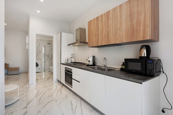 Fridge, oven, stovetop, coffee/tea maker