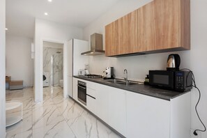 Kühlschrank, Ofen, Herdplatte, Wasserkocher mit Kaffee-/Teezubehör