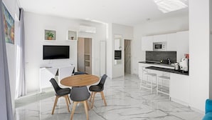 Una cocina moderna con microondas, cafetera y lavabo.
