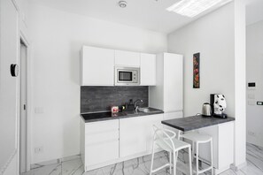 Refrigerador, microondas, parrilla de estufa y cafetera y tetera 