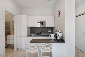 Kühlschrank, Ofen, Herdplatte, Wasserkocher mit Kaffee-/Teezubehör