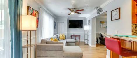 Een smart-tv, een computerscherm en een printer