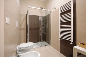 Dusch, hårtork och handdukar