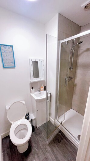 Douche, serviettes fournies, savon, papier toilette