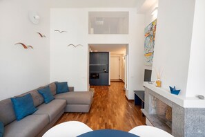 TV - Apartment 'Moderno Appartamento Vista Mare' with Sea View, Wi-Fi and Air Conditioning (Napoli)