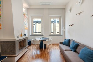 TV - Apartment 'Moderno Appartamento Vista Mare' with Sea View, Wi-Fi and Air Conditioning (Napoli)