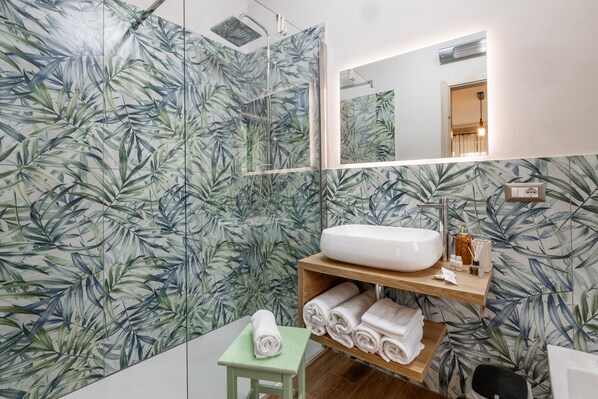 Een douche, een haardroger, handdoeken
