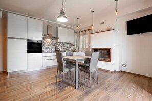 Dining - Apartment 'Mimosa' with Shared Garden and Air Conditioning (Pitigliano)