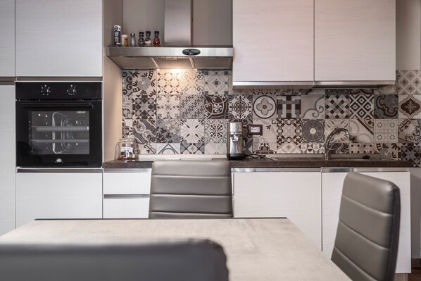 Frigorifero, forno, piano cottura, lavastoviglie