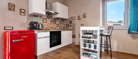 Réfrigérateur, four, plaque de cuisson, cafetière/bouilloire