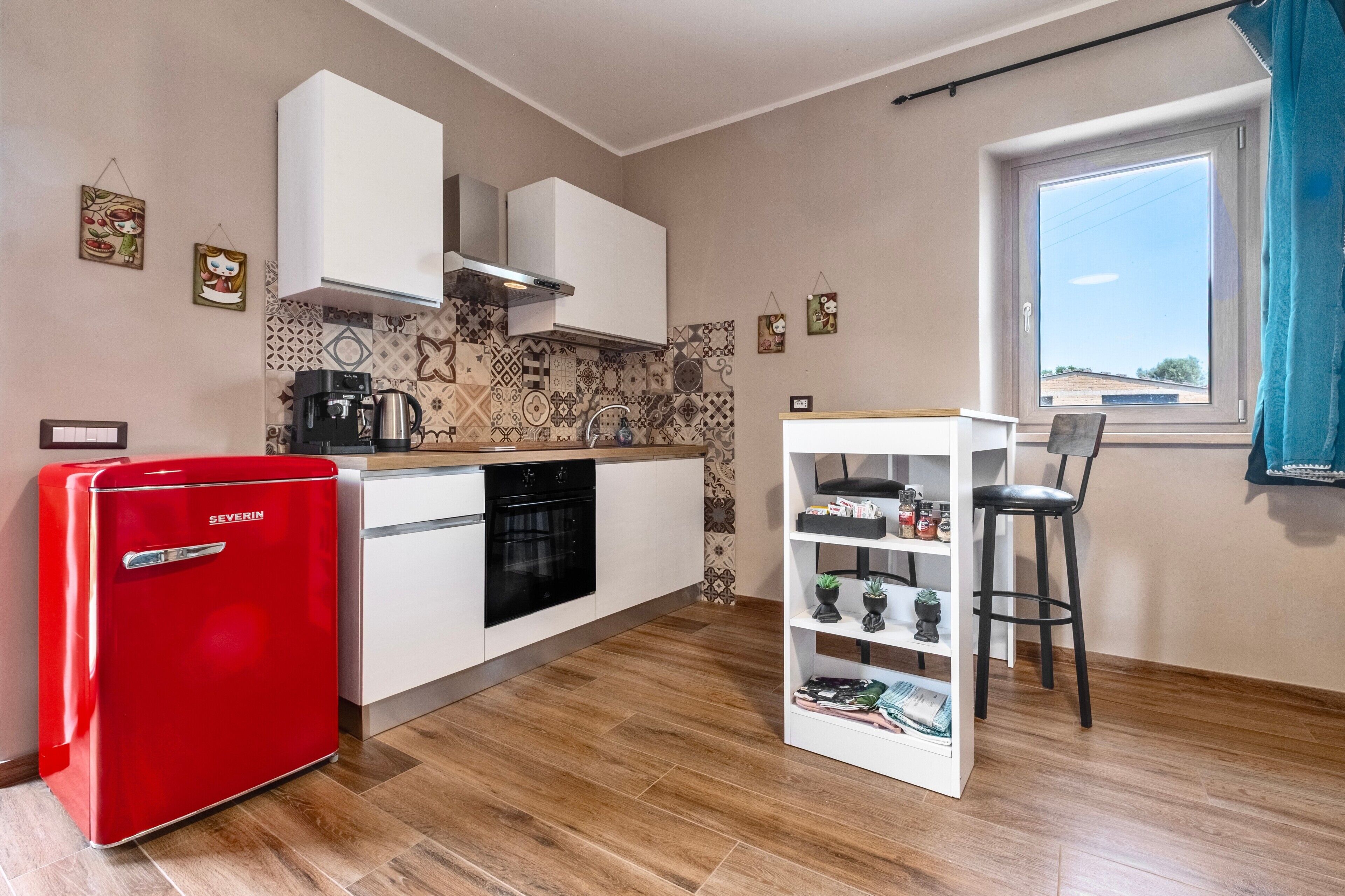 Réfrigérateur, four, plaque de cuisson, cafetière/bouilloire