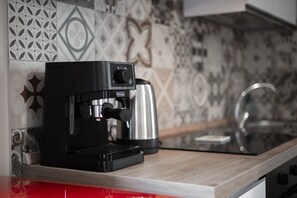Geladeira, fogão, cooktop, cafeteira/chaleira