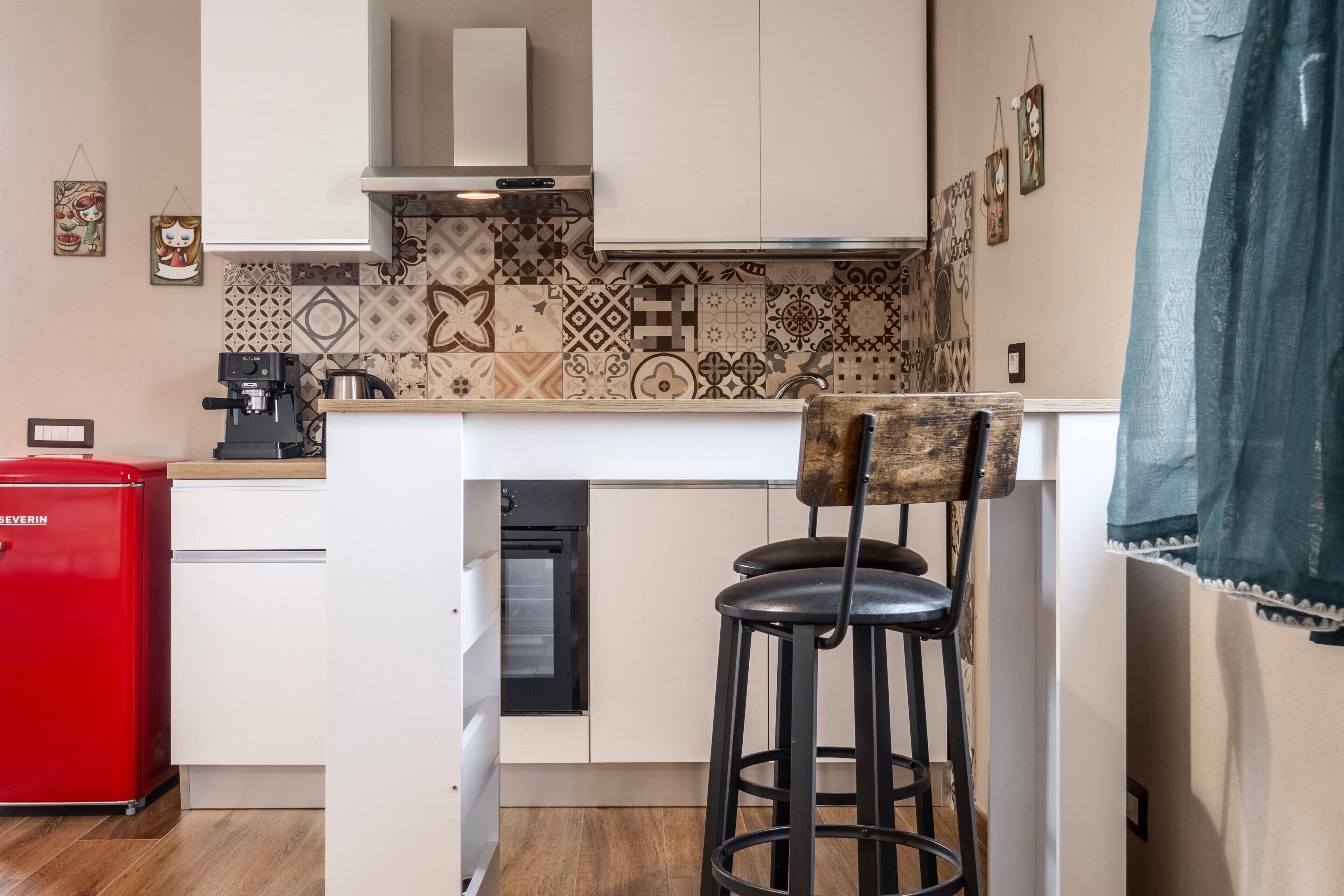 Réfrigérateur, four, plaque de cuisson, cafetière/bouilloire