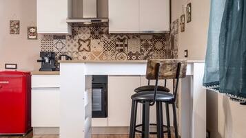 Réfrigérateur, four, plaque de cuisson, cafetiÚre/bouilloire