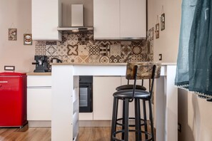 Frigorifero, forno, piano cottura, macchina per tè/caffè