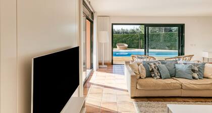 Villa 'Monique' mit Bergblick, Wi-Fi und Klimaanlage