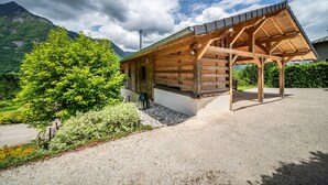 A wooden cabin with a sloped roof, surrounded by greenery and mountains. - Cottage 'Côté Giffre' with Lake View, Private Terrace and Wi-Fi (Châtillon-sur-Cluses)