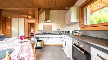 Een koelkast, een microgolfoven, een oven, een kookplaat