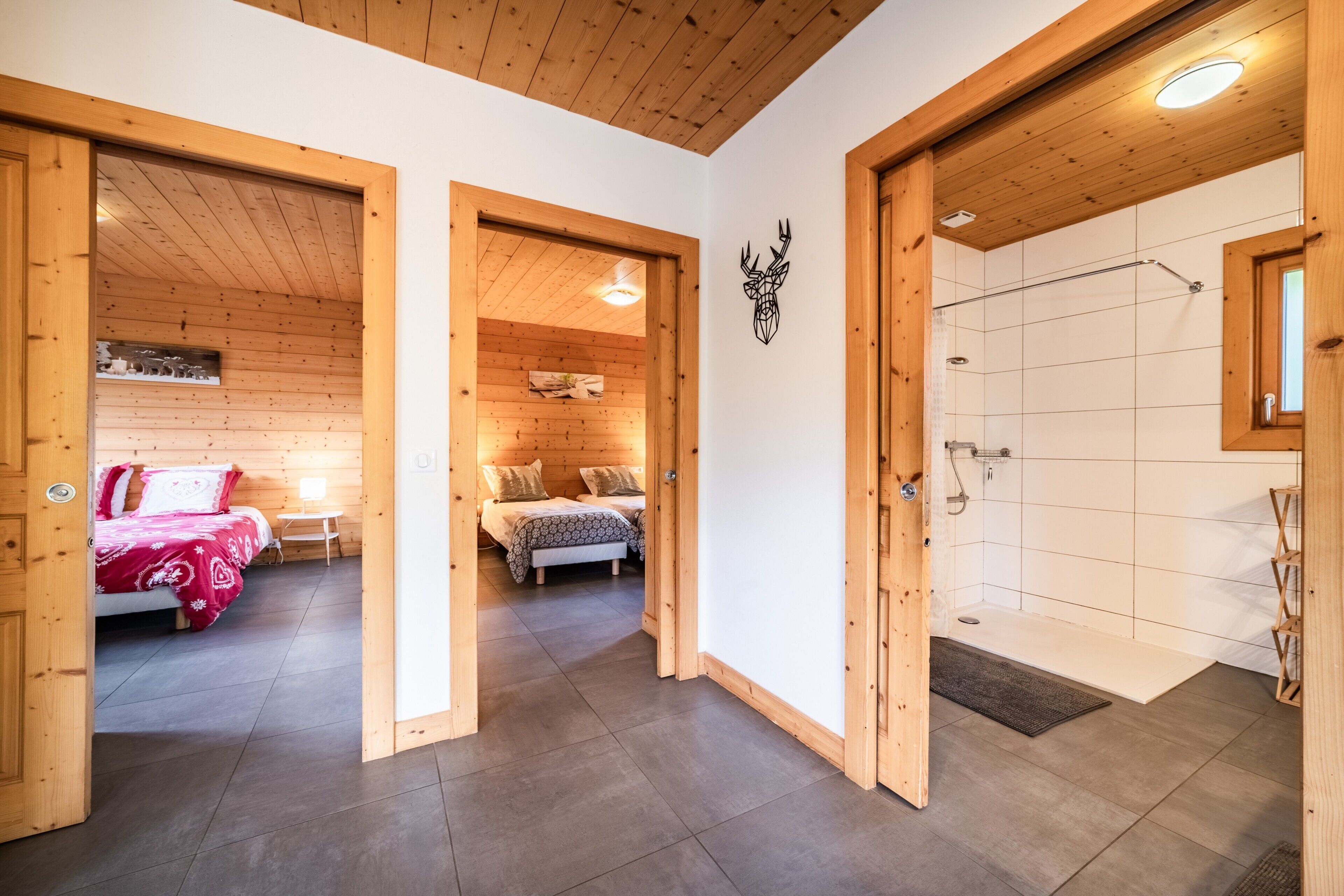 2 室のベッドルーム、アイロン / アイロン台、WiFi (無料)、ベッドシーツ