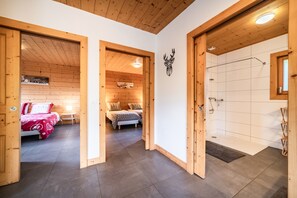 2 bedrooms, iron/ironing board, free WiFi, bed sheets - Cottage 'Côté Giffre' with Lake View, Private Terrace and Wi-Fi (Châtillon-sur-Cluses)