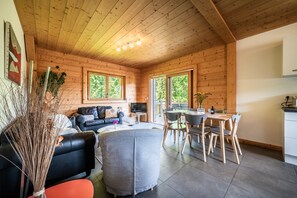 TV, DVD player - Cottage 'Côté Source' with Lake View, Private Terrace and Wi-Fi (Châtillon-sur-Cluses)