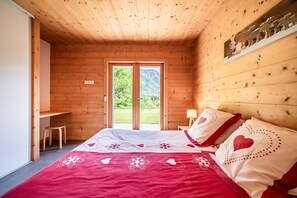 3 bedrooms, iron/ironing board, free WiFi, bed sheets - Cottage 'Côté Source' with Lake View, Private Terrace and Wi-Fi (Châtillon-sur-Cluses)