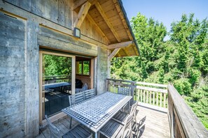 Outdoor dining - Cottage 'Côté Source' with Lake View, Private Terrace and Wi-Fi (Châtillon-sur-Cluses)