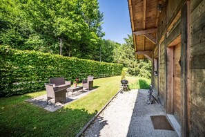 Outdoor dining - Cottage 'Côté Source' with Lake View, Private Terrace and Wi-Fi (Châtillon-sur-Cluses)