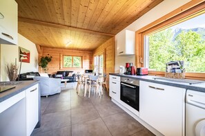 Fridge, microwave, oven, stovetop - Cottage 'Côté Source' with Lake View, Private Terrace and Wi-Fi (Châtillon-sur-Cluses)