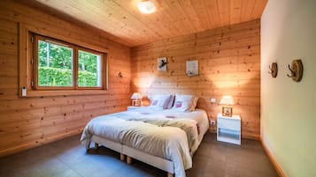 3 slaapkamers, een strijkplank/strijkijzer, gratis wifi, beddengoed