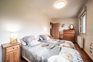 3 chambres, fer et planche à repasser, Wi-Fi gratuit, draps fournis