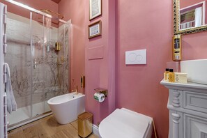 Douche, sèche-cheveux, serviettes fournies