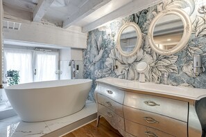 Een douche, een haardroger, handdoeken