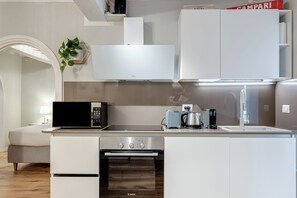 Kühlschrank, Mikrowelle, Ofen, Herdplatte