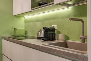 Kühlschrank, Mikrowelle, Ofen, Herdplatte