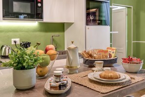 A kitchen counter with breakfast items, a coffee maker, and a microwave. - Apartment 'Royal Suite' with Wi-Fi and Air Conditioning (Firenze)