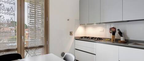 Kühlschrank, Mikrowelle, Ofen, Herdplatte