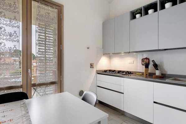 Fridge, microwave, oven, stovetop