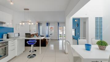 Réfrigérateur, micro-ondes, four, cafetiÚre/bouilloire