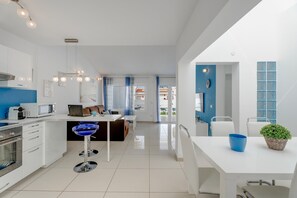 Fridge, microwave, oven, coffee/tea maker