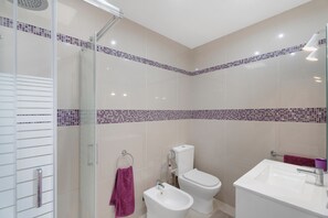 Suihku, hiustenkuivaaja, pyyhkeet