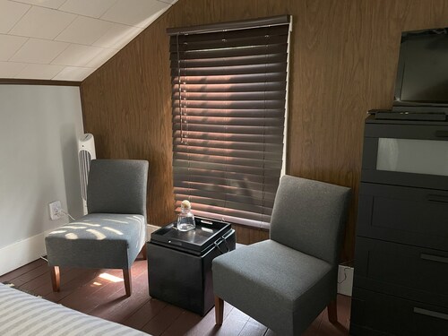 Hillsdale Cottage: Just a short walk to Hillsdale College! Across from Handmade