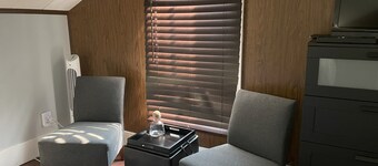 Hillsdale Cottage: Just a short walk to Hillsdale College! Across from Handmade