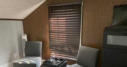 Hillsdale Cottage: Just a short walk to Hillsdale College! Across from Handmade