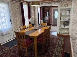 Dining - Hillsdale Cottage: Just a short walk to Hillsdale College! Across from Handmade (Hillsdale)