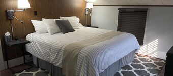 Full House: Hillsdale Cottage. Walking Distance to College! Across from Handmade