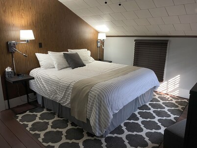 Full House: Hillsdale Cottage. Walking Distance to College! Across from Handmade