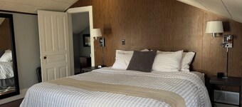 Hillsdale Cottage: Just a short walk to Hillsdale College! Across from Handmade