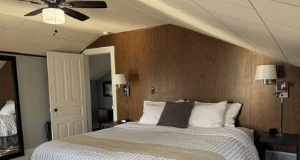 Hillsdale Cottage: Just a short walk to Hillsdale College! Across from Handmade