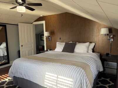 Hillsdale Cottage: Just a short walk to Hillsdale College! Across from Handmade